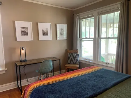 Pet-Friendly Downtown Ironton minutes away Elephant Rocks, Johnson Shut-ins