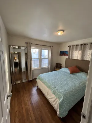 Elegant three-bedroom cozy family house 10-minute walk to downtown Wyandotte