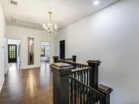 The Ella Norah. A Luxury Retreat. Pool and Spa. Steps to Main Street.