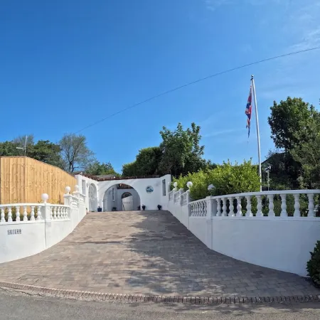 Family bungalow with private pool near Tenby (Free Wifi)