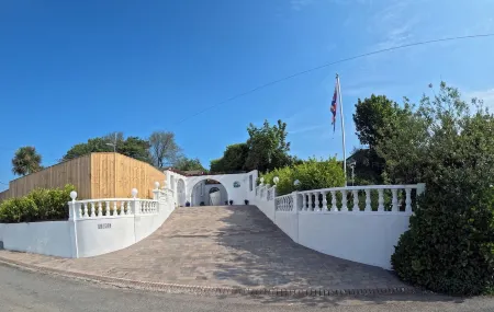 Family bungalow with private pool near Tenby (Free Wifi)