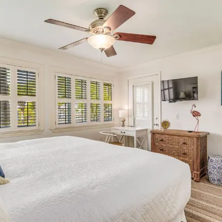 Walk to Florabama from Renovated Ground Floor 2Bd-2Ba w/ Pickleball, Boat Slips
