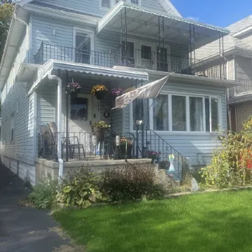 420 Friendly 3 bedroom upstairs apartment. Street parking. Covered porch