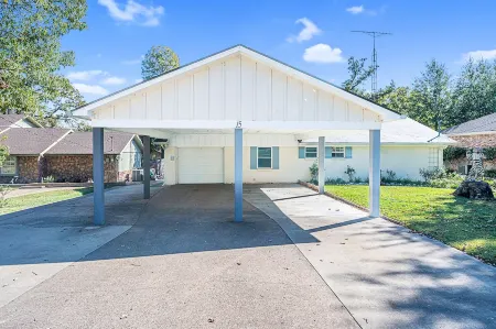 Cedar Creek Lakehouse: Firepit, Lake Access, Hot Tub, and Pet Friendly