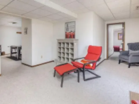 Home w/Hot Tub -Spacious, Quiet Neighborhood Near des Moines, IA. Hotels in Clive