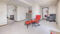 Home in Clive, GREAT location, cozy, spacious, private, 5BR & hot tub!