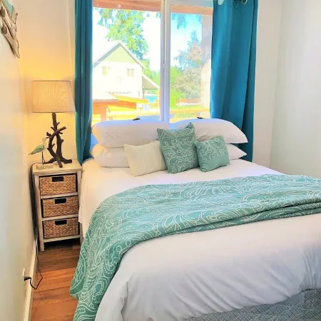 Lake Nahwatzel Resort, Cabin #2, Shared Dock just steps away! Now with WIFI!