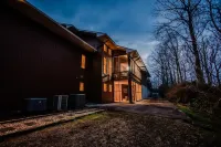 5 Min to Downtown-Hot Tub-Theater Room-Game Room w/Pool Table-Pets-Sleeps 12