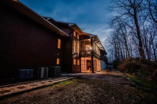 5 Min to Downtown-Hot Tub-Theater Room-Game Room w/Pool Table-Pets-Sleeps 12