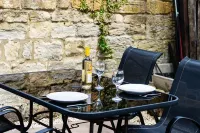 CROSS HOUSE STUDIO Dog Friendly Stone Barn Conversion in the Heart of Warkworth