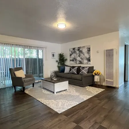 Fully renovated 2B/1b in Downtown