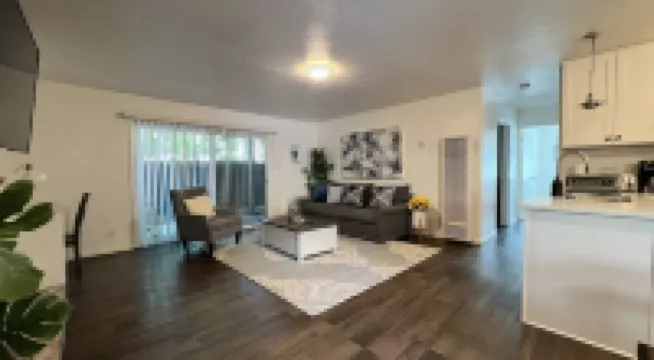 Fully renovated 2B/1b in Downtown