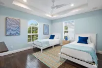 Perfectly Located 6BR Private Oasis w/ Heated Pool