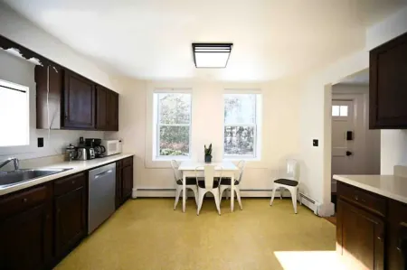 Beautiful Downtown 3 Bedroom 1 & 1/2 Bath/ High Speed Internet/ Cable / Desk
