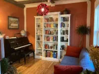 Beautiful, family-friendly home with yard and patio near Tufts, 10 min to Boston