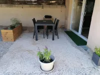 Studio Avec Terrasse et Piscine Hotels in Gard