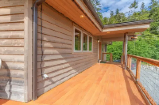 Auke Bay Chalet~ Ocean views, Hot tub, Sauna, outdoor entertainment, & fire pit!