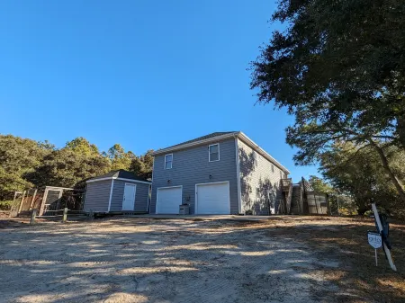 The Salty Seahorse!4x4 beach, private dock, hot tub, pool, Horses. Pet-Friendly