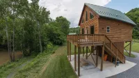 Beautiful River Front Cabin with Mountain views