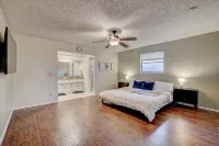 Lake Hefner / Spacious King Bed / Foosball & Games Hotels near Courtyard Plaza Shopping Center