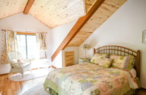 Cozy Cabin Nestled in the Heart of Oak Creek, minutes from trails