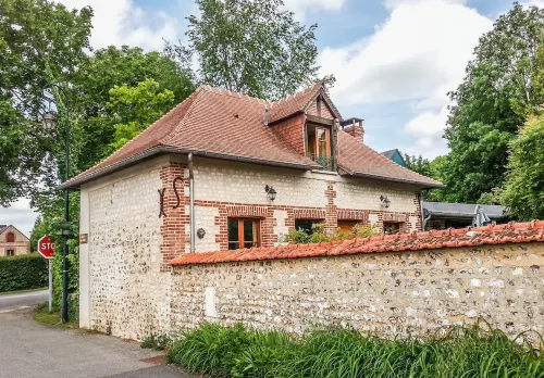 At the foot of the Abbey in the heart of a small village and 9 km from Rouen
