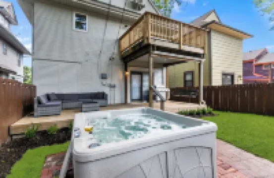 6Br KC Family Holiday Home with Hot Tub, Theater, Games and  Fun