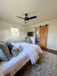 Cozy house with ping pong table and outdoor entertainment area Hotel dekat T.J. Maxx