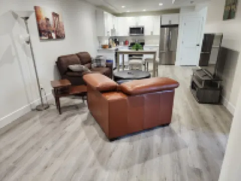 Safe neighborhood. Minutes to freeways, Downtown, and Airport. Hotels in Burien