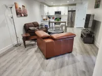 Safe neighborhood. Minutes to freeways, Downtown, and Airport.