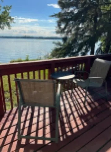 Cozy lake cabin with your own private dock. Secluded lot close to the city!