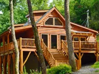 CREEKSIDE LOG HOME: NEXT TO CREEK / CLOSE TO TOWN / HOT TUB / TRAILS / PETS OK