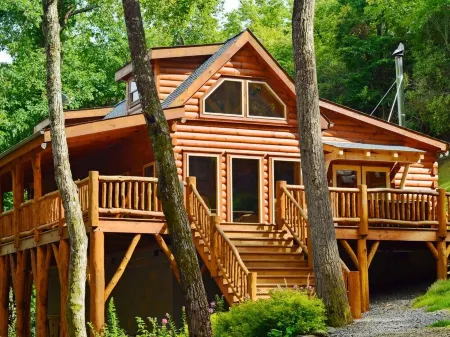 CREEKSIDE LOG HOME: NEXT TO CREEK / CLOSE TO TOWN / HOT TUB / TRAILS / PETS OK