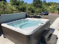 Get Away to White Salmon; Hot Tub, Pickle-Ball, Basketball, Fitness Room & More! 화이트 새먼 호텔