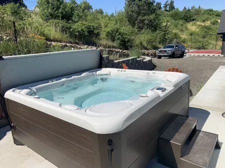 Get Away to White Salmon; Hot Tub, Pickle-Ball, Basketball, Fitness Room & More!