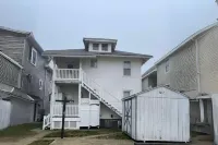 2nd-floor, 4-bedroom home, 1 block from beach in Ocean City, NJ