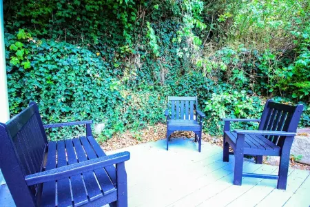 Loft on Main - DWTN, Beach, PVT Deck, Coffee Bar