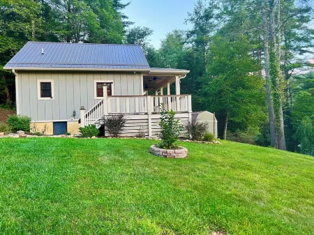 Misty Pine Place newly built Cabin/Fire-Pit/Hiking Отели в г. Пайн Суомп