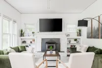 𓇻 Elegant Forest Retreat 𓇻 Starlink, Gourmet Coffee, Outdoor BBQ Hotels in Forks