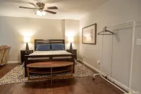 Mins to Asheville. Studio w/Fire pit. Pet Friendly, Washer and Dryer