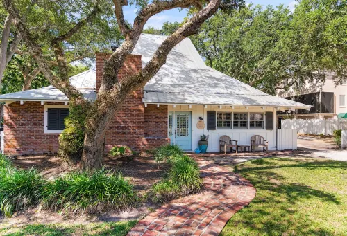 FAB East Beach Cottage, Pets, Pool & Spa; 30 Sec to the BEACH! 6 seat golf cart!