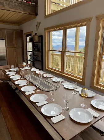 Ideal for Family reunions—ski, Snowboard, Tube, Then Relax Together by the Fire. Отели рядом с достопримечательностью «Split Rock Pools»