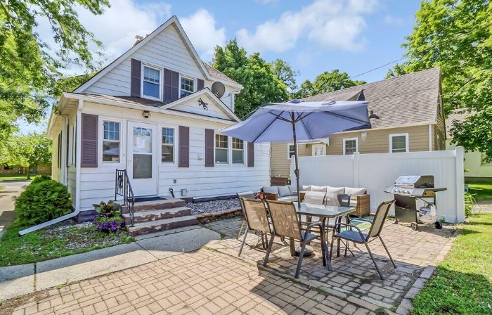 Family & dog friendly; 5 min walk to beach, bars, downtown, restaurants and park