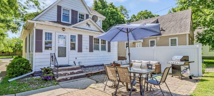 Family & dog friendly; 5 min walk to beach, bars, downtown, restaurants and park ベッカーのホテル