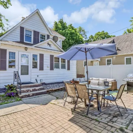 Family & dog friendly; 5 min walk to beach, bars, downtown, restaurants and park
