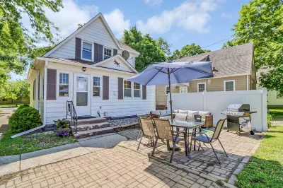 Family & dog friendly; 5 min walk to beach, bars, downtown, restaurants and park