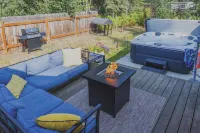 Borealis Abode: Abundant Amenities; Private Hot Tub, Pool Table, and King Bed Hotels near Community Baptist Church