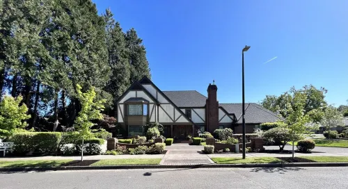 TUDOR COTTAGE SUITE - Autzen Stadium - PK Park - UO - Hayward Field