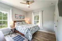 Sassy Seas Hideaway - a Relaxing Cottage in a Quiet  Neighborhood. Hotels near Mississippi Sandhill Crane National Wildlife Refuge Admin Building And Visitor Contact Station