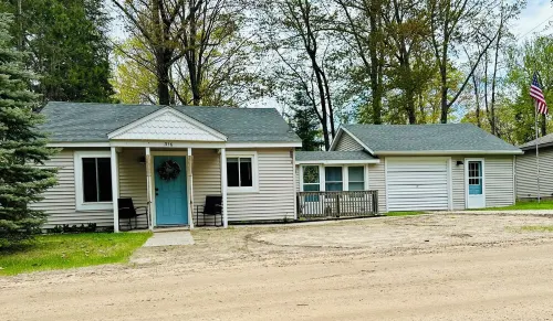 New! King suite, pet friendly - short walk to public beach and playground